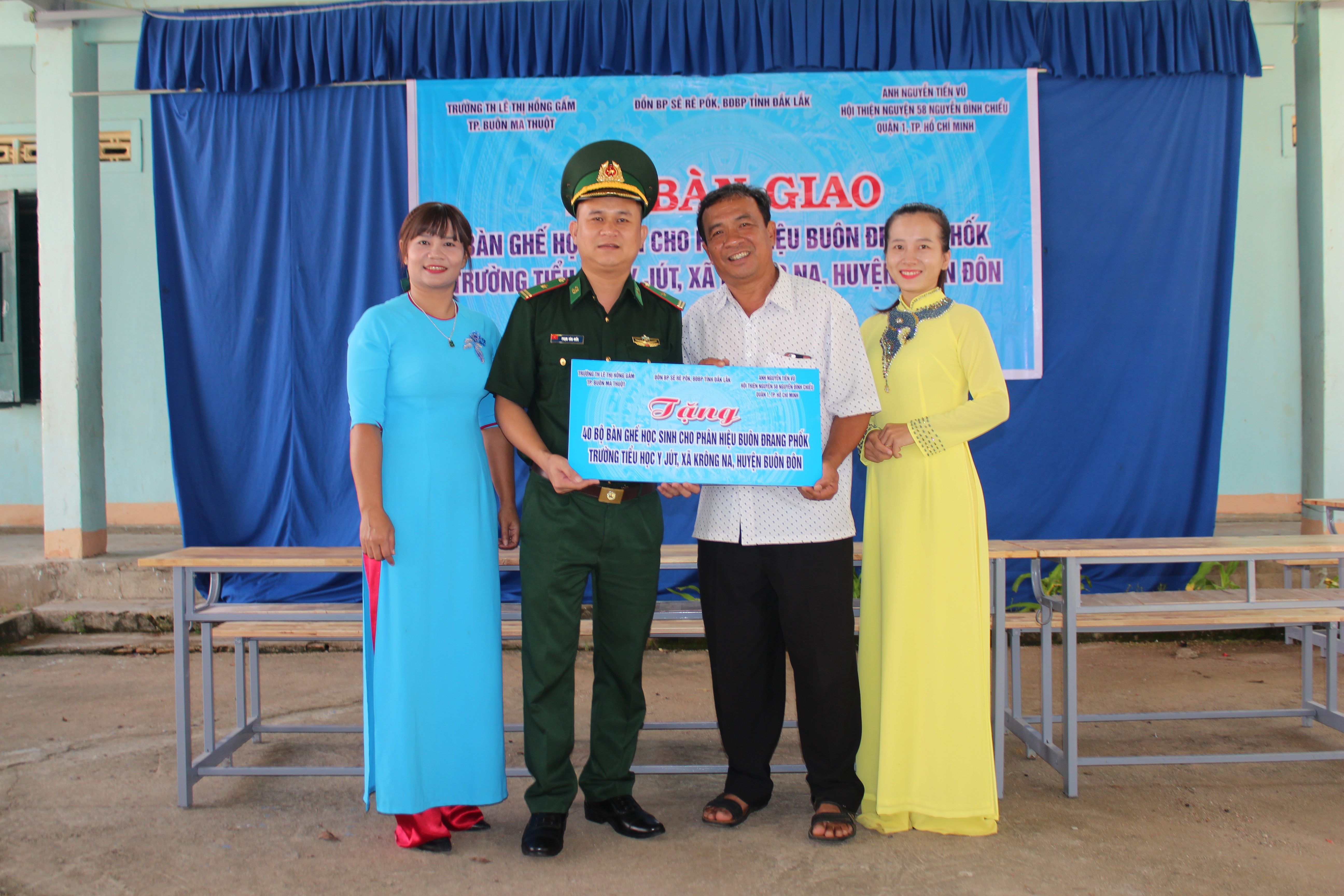 Bộ đội Biên phòng tỉnh Đắk Lắk tặng bàn ghế cho trường học xã biên giới